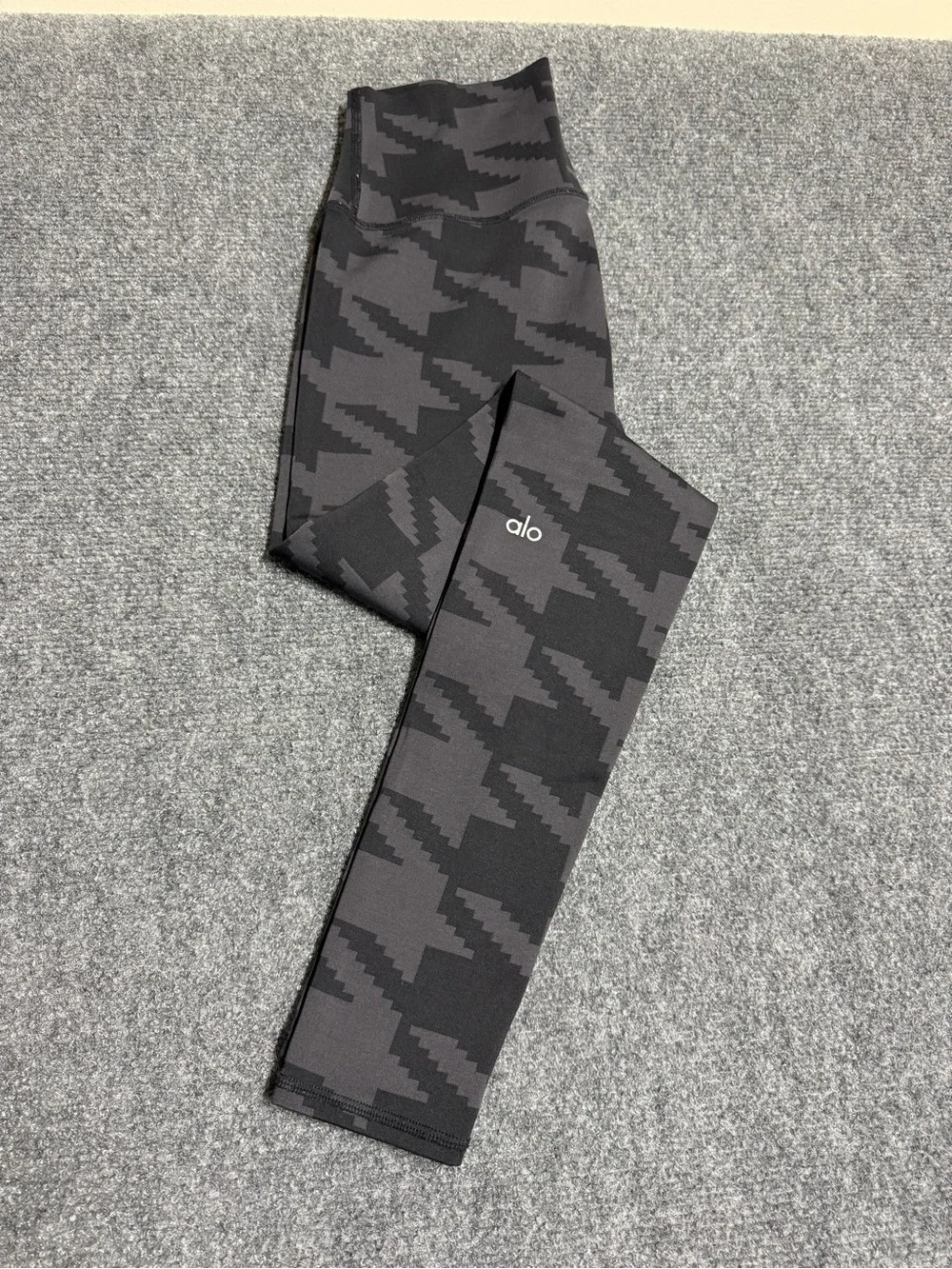 ALO Yoga Black and Charcoal Geometric Leggings